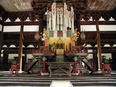 Shumidan (the altar enshrining Shinran's portrait)